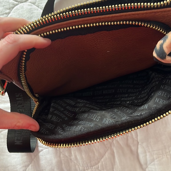 SOLDSteve Madden cross body - Picture 3 of 4